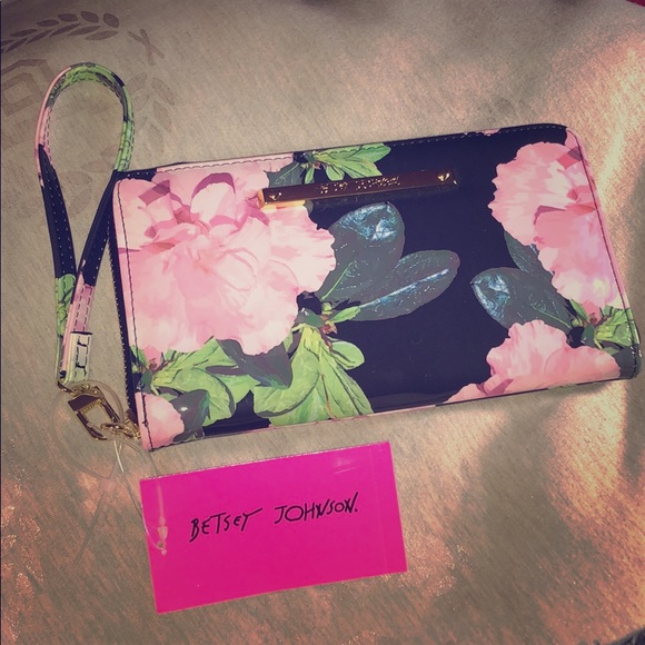 Betsey Johnson Handbags - 👜 Betsey Johnson Blk/Pink Zip Around Wallet